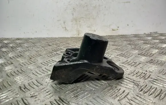 KIA Sorento Engine mounting bracket