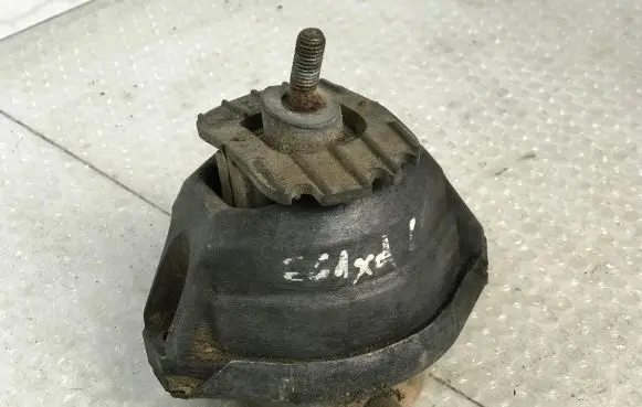 BMW 5 E60 E61 Engine mount bracket 6770642