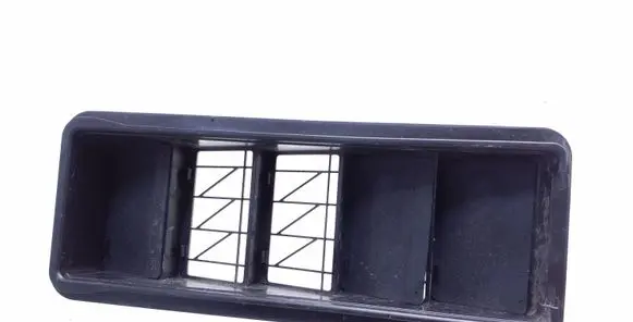 Quarter panel pressure vent