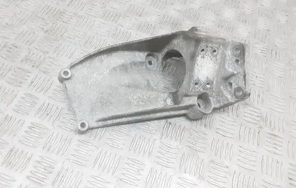 Volvo S60 Engine mounting bracket 31370633