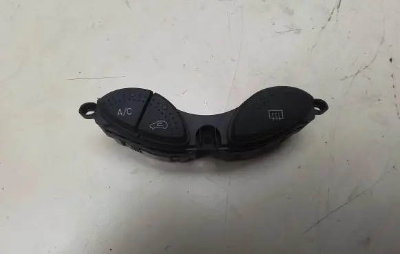Ford Focus Windscreen/window heater switch 98AG19A945BF