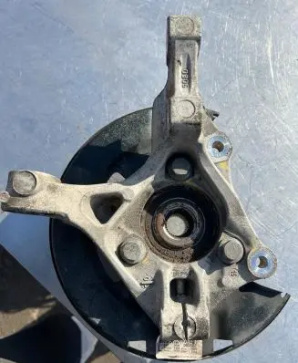 Opel Astra J Front wheel hub 13583478