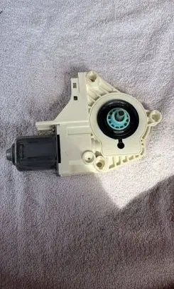 Skoda Yeti (5L) Rear door window regulator motor 5L0959812A