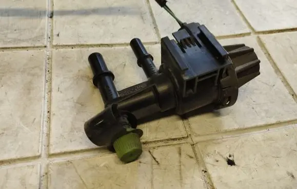 Ford Focus Electromagnetic valve 4U5A9G641AA