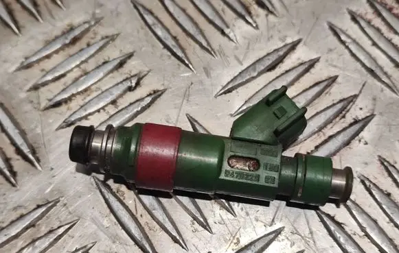 Volvo XC70 Fuel injector 9470229