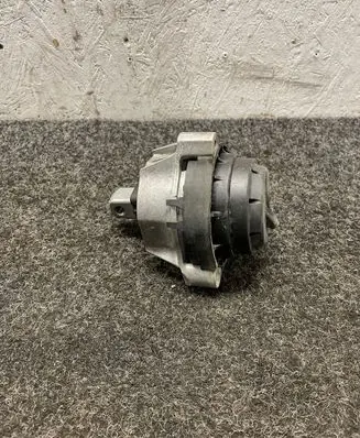 BMW 5 G30 G31 Engine mount bracket 6860492