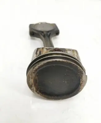 Volkswagen Golf V Piston with connecting rod