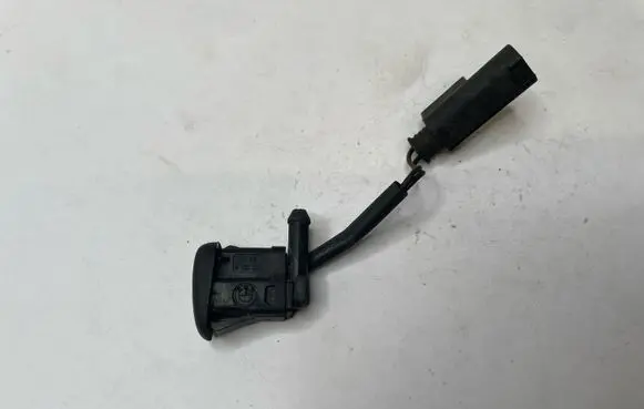 BMW 5 E39 Windshield washer spray nozzle 8361039