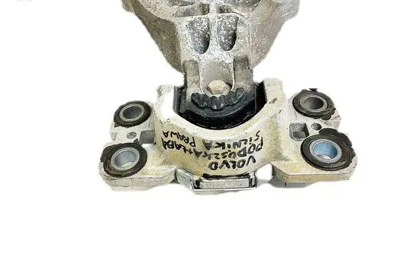 Volvo S60 Engine mount bracket 31401308