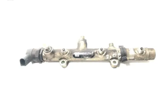 Volkswagen Touareg I Fuel distributor 059130090J 057130764B 0281002665