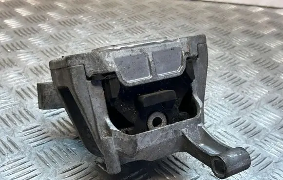 Volkswagen Tiguan Engine mount bracket 5N0199262D