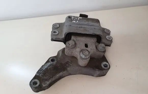 Volkswagen PASSAT B6 Engine mount bracket 3C0199555