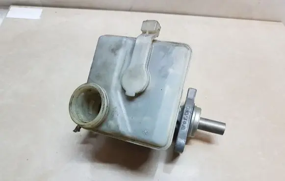 Volvo S60 Brake fluid reservoir 