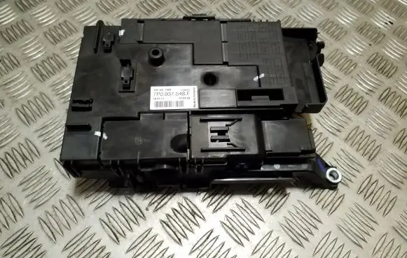 Volkswagen Touareg II Fuse module 7P0937548F