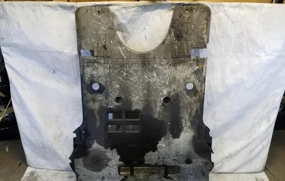 Citroen DS5 Engine splash shield/under tray