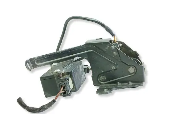 BMW 5 E39 Tailgate window lock/catch/latch 8381137