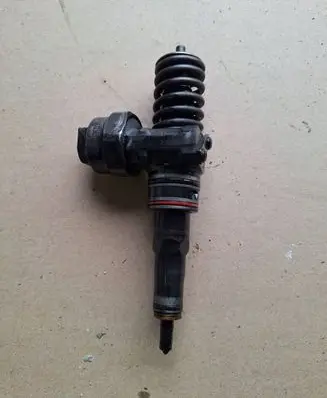 Volkswagen PASSAT B5.5 Fuel injector 038130073AA