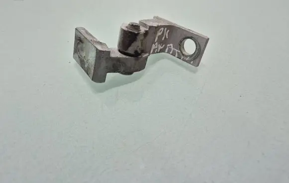 Volkswagen Tiguan Front door lower hinge 5N0831401A