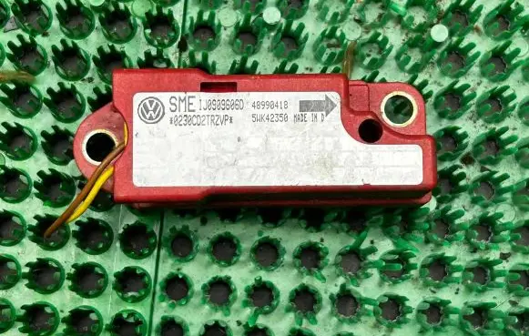 Volkswagen Golf IV Airbag deployment crash/impact sensor 1J0909606D 48990418 5WK42350