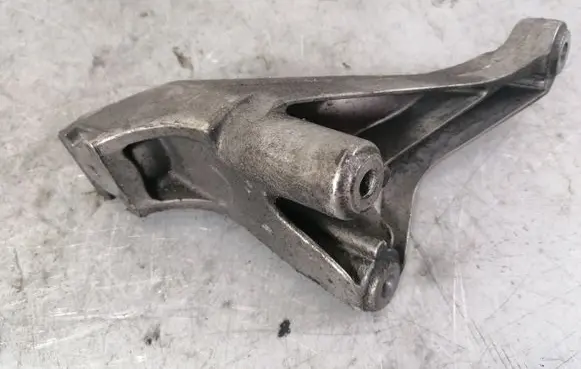 Audi A4 S4 B7 8E 8H Engine mounting bracket 8E0199307S
