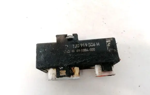 Volkswagen Golf IV Coolant fan relay 1J0919506H 898884000