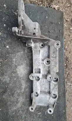 Volvo V70 Engine mounting bracket 8642196