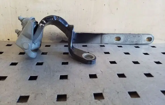 Tailgate/trunk/boot hinge