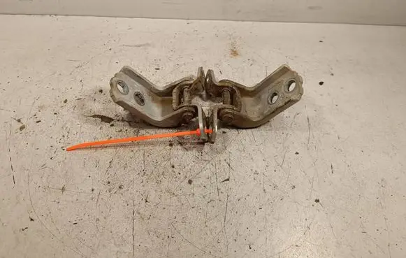 Nissan Navara D40 Front door lower hinge 