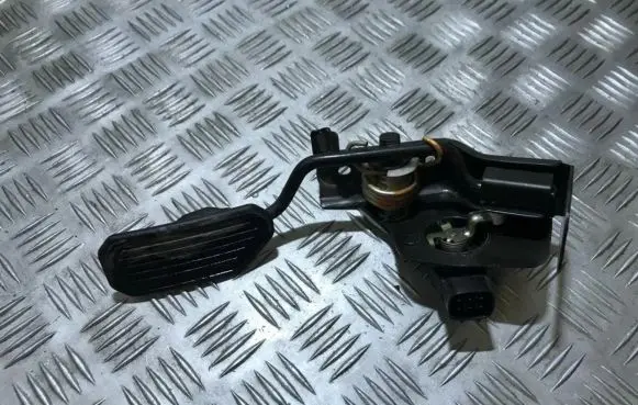 Toyota Avensis T250 Accelerator throttle pedal 8928152011 89281-52011
