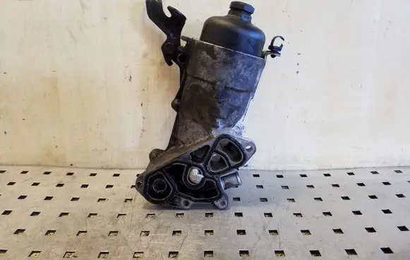 Peugeot 508 Oil filter mounting bracket