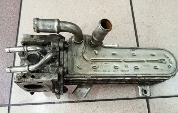 Volkswagen Golf V EGR valve cooler 038131513AD
