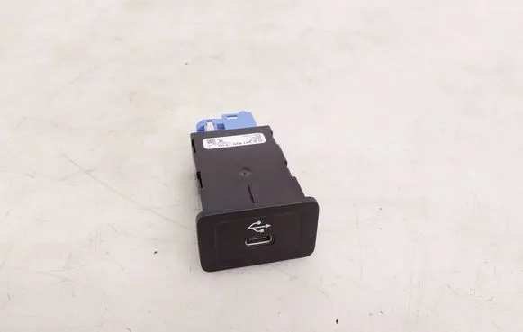 Mercedes-Benz CLA C118 X118 USB socket connector A2478207302