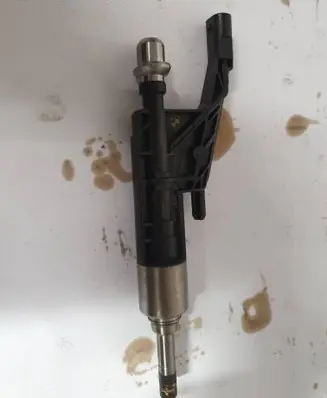 BMW 5 G30 G31 Fuel injector 7639990 22221910