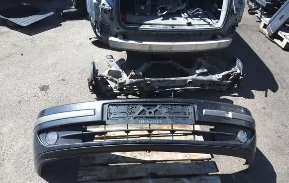 Renault Laguna II Front bumper 8200008270
