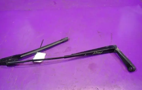 Opel Zafira A Front wiper blade arm 90582557LH