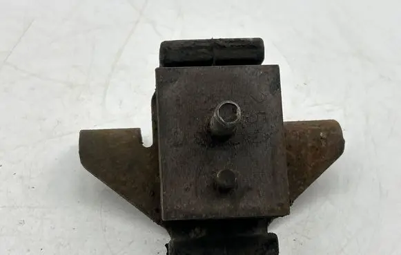 Opel Frontera B Engine mount bracket