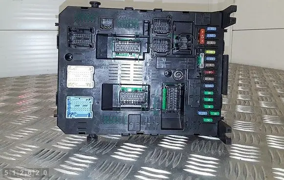 Peugeot 308cc Fuse module 281197595