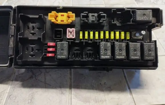 Jeep Grand Cherokee (WK) Fuse module 04692073AB 0000176958 52561L