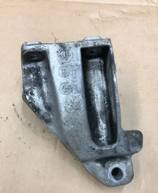 BMW 1 F20 F21 Engine mounting bracket 7368131