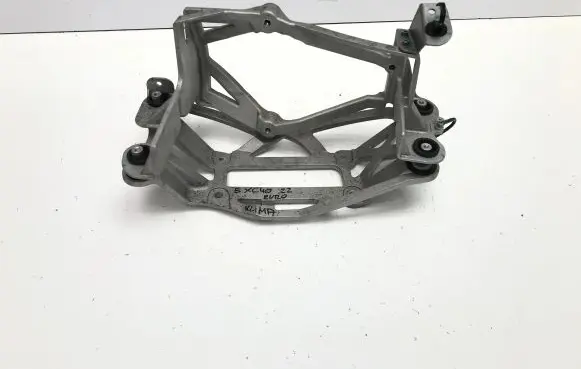 Volvo XC40 A/C compressor mount bracket 