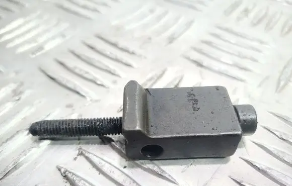 Volkswagen PASSAT B5.5 Fuel Injector clamp holder