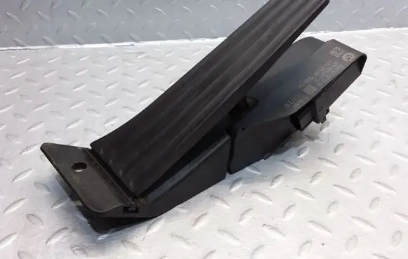 BMW 1 E81 E87 Accelerator throttle pedal 6770935 6PV00937920 12037310