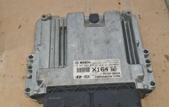 KIA Carens III Engine control unit/module 391502A520 0281032240 EDC17C57