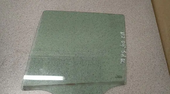 Mazda 2 Sliding door window/glass 