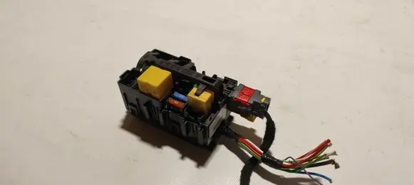 Opel Grandland X Fuse module 9806192580