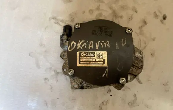 Skoda Octavia Mk2 (1Z) Vacuum pump 03L145100B