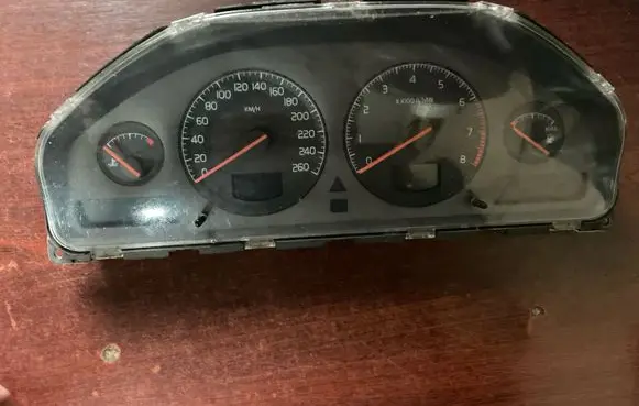 Volvo V70 Speedometer (instrument cluster) 9459821