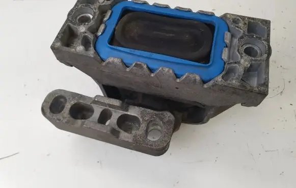 Volkswagen PASSAT B6 Engine mount bracket 1K0199262