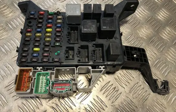 Ford Mondeo Mk III Fuse module 1S7T14A073AE 0K200984