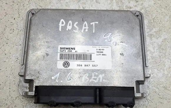 Volkswagen PASSAT B5 Engine control unit/module 3b0907557